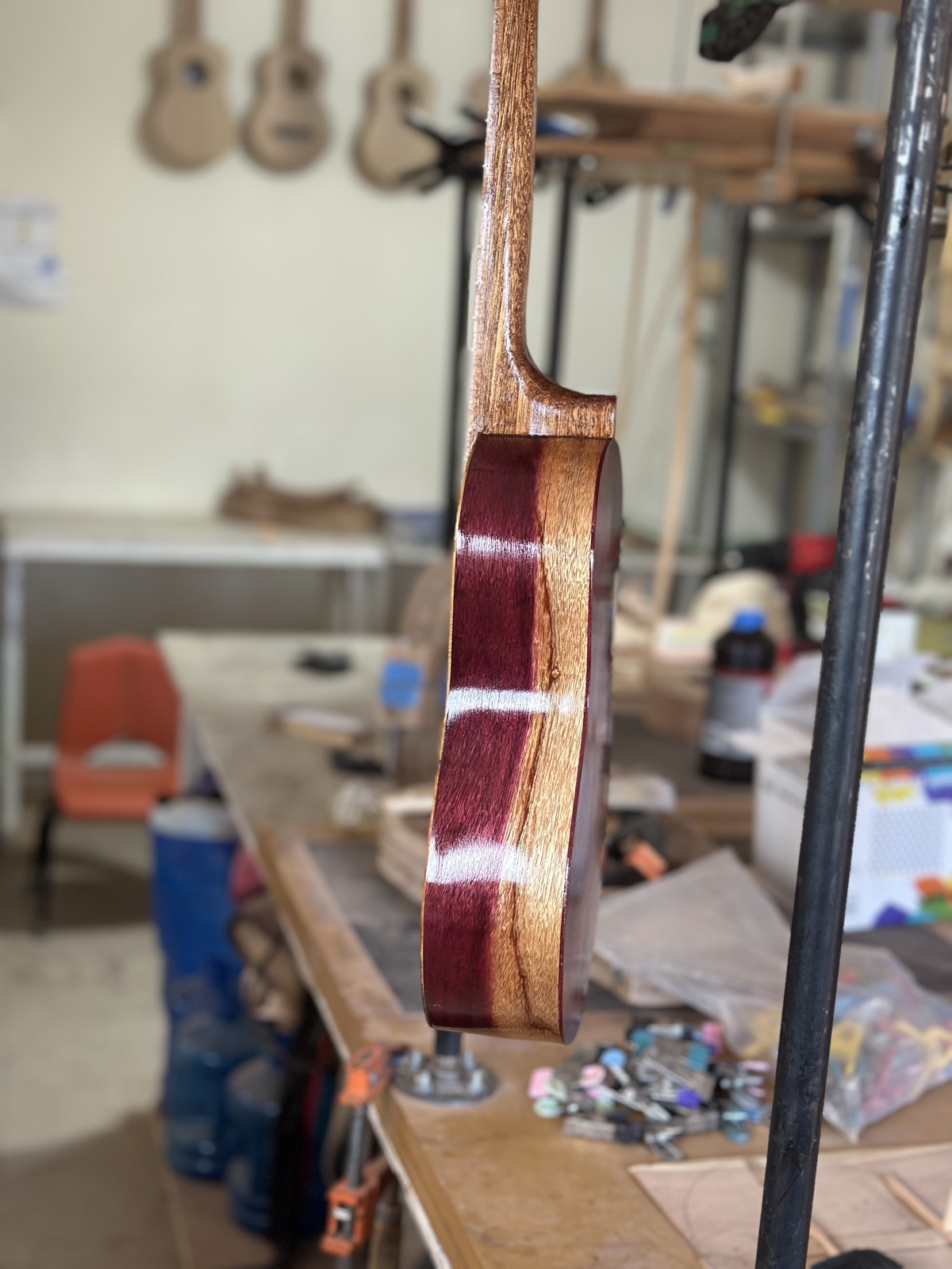 Detalle de un ukelele hecho a mano en el taller